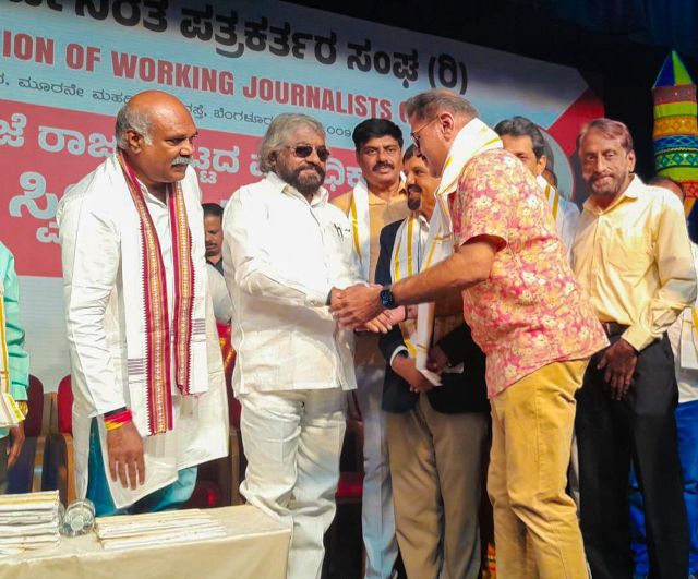 ಕರ್ನಾಟಕ ಕಾರ್ಯನಿರತ ಪತ್ರಕರ್ತರ ಸಂಘದ ನೂತನ ಪದಾಧಿಕಾರಿಗಳ ಅಧಿಕಾರ ಸ್ವೀಕಾರ ಸಮಾರಂಭ ಕರ್ನಾಟಕ ಕಾರ್ಯನಿರತ ಪತ್ರಕರ್ತರ ಸಂಘದ ನೂತನ ಪದಾಧಿಕಾರಿಗಳ ಅಧಿಕಾರ ಸ್ವೀಕಾರ ಸಮಾರಂಭ